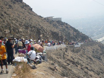 Cerro San Cristóbal lleno en jueves santo