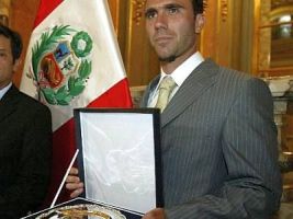 Congreso condecora a Luis Horna con medalla de oro