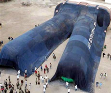 Elaboran el pantalon Jean mas grande del mundo