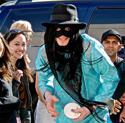 Jackson fue sorprendido enmascarado