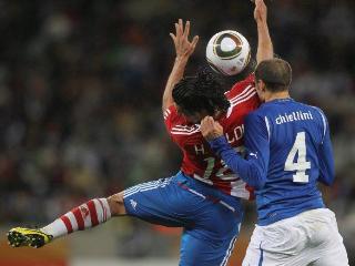 Paraguay casi derrota al campeón Italia en el debut