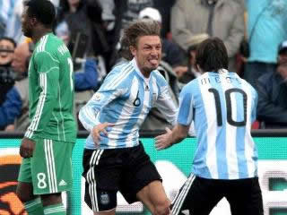 Argentina goleó a Corea del Sur y puso un pie en octavos de final