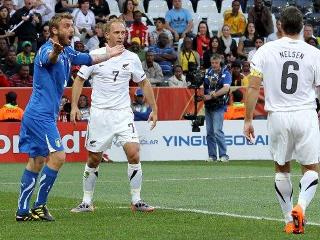 El campeón vigente Italia tropezó nuevamente y empató con Nueva Zelanda