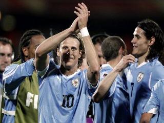 Uruguay supera 1 - 0 a México y terminó liderando el grupo A.