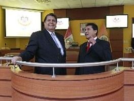 Alan Garcia condecora a Alcalde Carlos Burgos