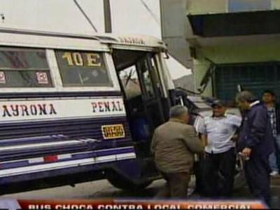 Bus choca contra fachada de local en San Juan de Lurigancho