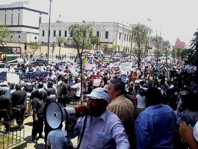 Vecinos de SJL marchan hacia fiscalia exigiendo vacancia para alcalde Carlos Burgos