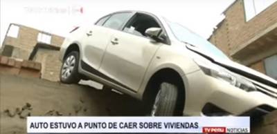 En Huáscar, auto queda entre dos vivendas
