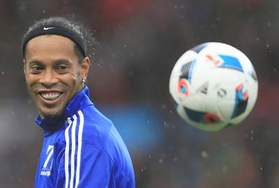 (VIDEO)Ronaldinho dejó en ridículo a un rival que jugaba sucio