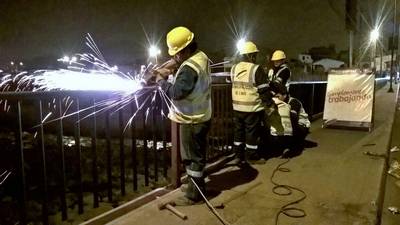 Municipalidad de Lima repara baranda de puente vehicular que une SJL con El Agustino