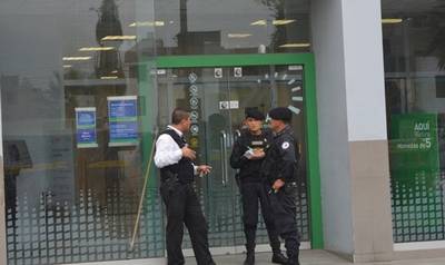 Delincuentes armados asaltan agencia de Interbank
