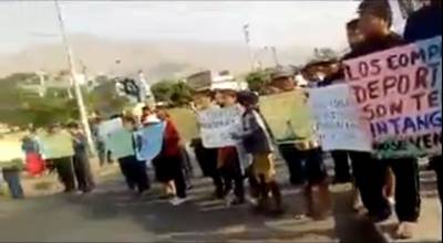 SJL: Se encadenan con balón de gas para protestar 