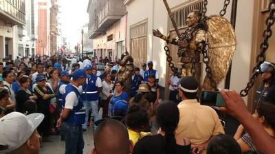 El violento desalojo de estatuas humanas del Jirón de la Unión