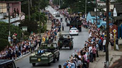 Miles de cubanos inundan las carreteras para despedir a Fidel