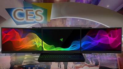 Una empresa presenta sus innovadores portátiles de triple pantalla en una feria y se los roban