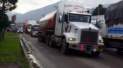 Cierran tramos de la Carretera Central por fuertes huaicos