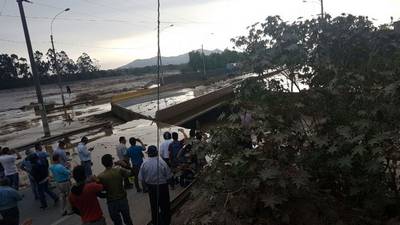 Puente Huaycoloro colapsó por desborde del río 
