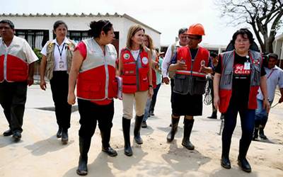 Ministra Martens inspecciona zona de SJL afectada por el desborde del río Huaycoloro