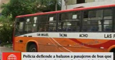 San Juan de Lurigancho: policía defiende a pasajeros que eran asaltados en bus