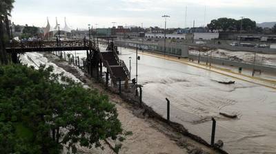Río Rímac se desborda a la altura del Parque de la Muralla