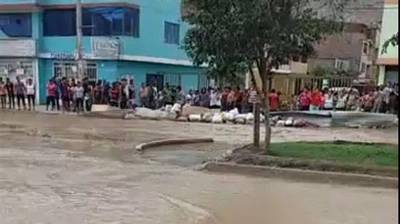 Desborde de Río Huaycoloro afecta Malecón Checa y Ramiro Prialé