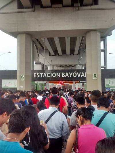 Metro de Lima: Usuarios denuncian mafia de revendedores de colas y saldos