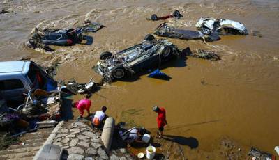 Mortales inundaciones desplazan a más de medio millón de chinos