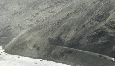 Sismo en Arequipa: rocas y montículos de tierra bloquean Panamericana Sur