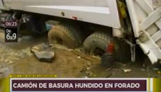 SJL: camión de basura se hunde en pista recién reparada