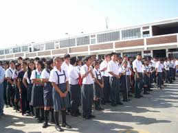 Largas colas en colegios para separar vacante el próximo año