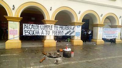 Estudiantes no dan brazo a torcer y siguen encadenados en sede municipal