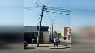 SJL: poste de telefonía inclinado arriesga la vida de peatones