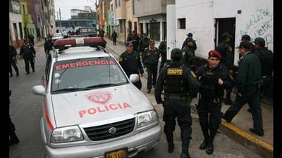Falsos policías simulan operativo antidrogas para desvalijar casa de médico