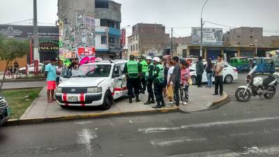 Dos vehículos colisionaron aparatosamente cerca a la estacion Bayóvar