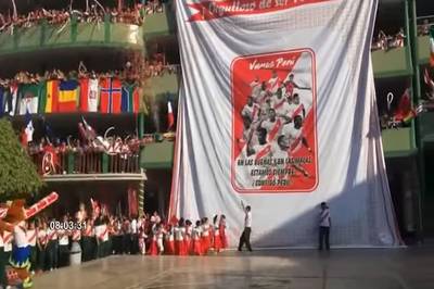 Escolares y profesores alientan a la selección en SJL