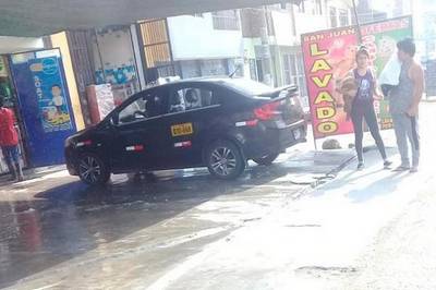 SJL: lavadero de carros impide el tránsito peatonal