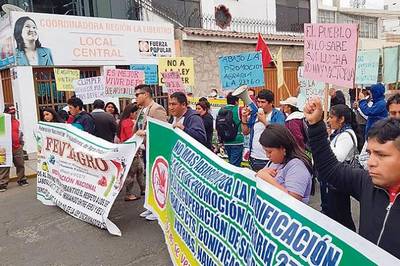 Trabajadores protestan frente a local de Fuerza Popular