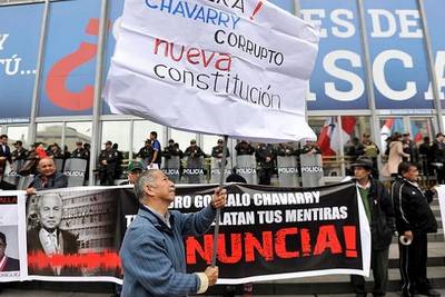Salvo el fujimorismo, otras fuerzas políticas y sociales exigen salida de Chávarry