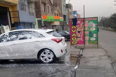 SJL: negocio de lavado de autos se adueña de vereda