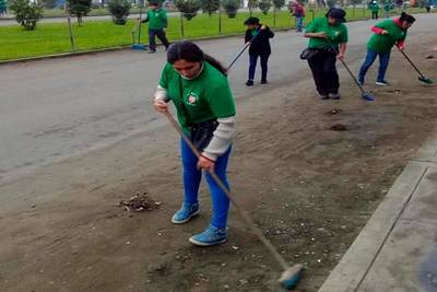 Padres de familia emprenden campaña de limpieza en SJL