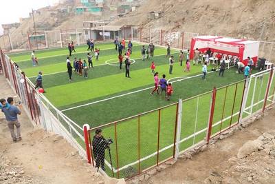 Juan Navarro inaugura campo deportivo pero la población no cuenta con energía eléctrica y agua potable