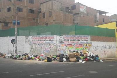 Gran cantidad de basura dispersa por las calles de San Juan de Lurigancho