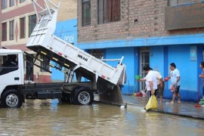 Sedapal asegura a vecinos que resarcirá daños causados por aniego en SJL