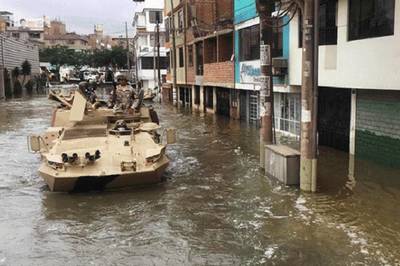 Aniego en SJL: Vehículos anfibios de La Marina rescatan a damnificados