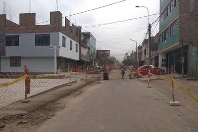 Calidda, ante reclamos de vecinos, repara la pista de una calle