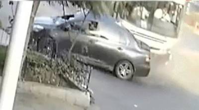 Bus del corredor morado protagoniza violento choque contra auto