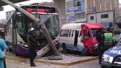 Bus del corredor morado choca contra poste en el paradero Buenos Aires