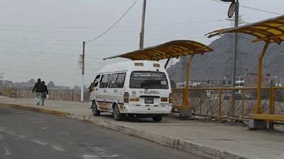 Combi invade vereda poniendo en riesgo integridad de peatones