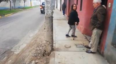 Poste a punto de caer pone en riesgo una vivienda y a transeúntes en San Juan de Lurigancho