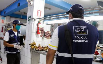 Municipalidad de SJL realiza trabajos de desinfeccion en mercado Los Vencedores